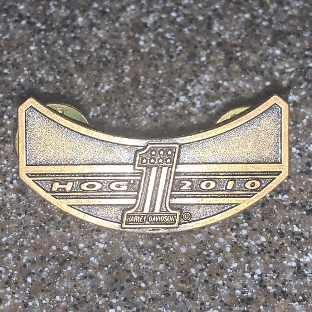 Harley Davidson Motorcycles 2010 Harley's Owner's Group HOG #1 Lapel Pin